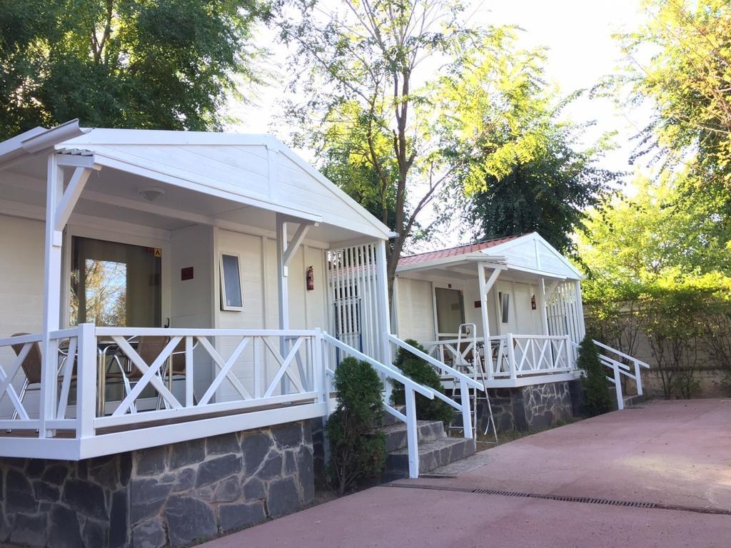 Bungalows & Albergue La Playa Логроньйо Екстер'єр фото