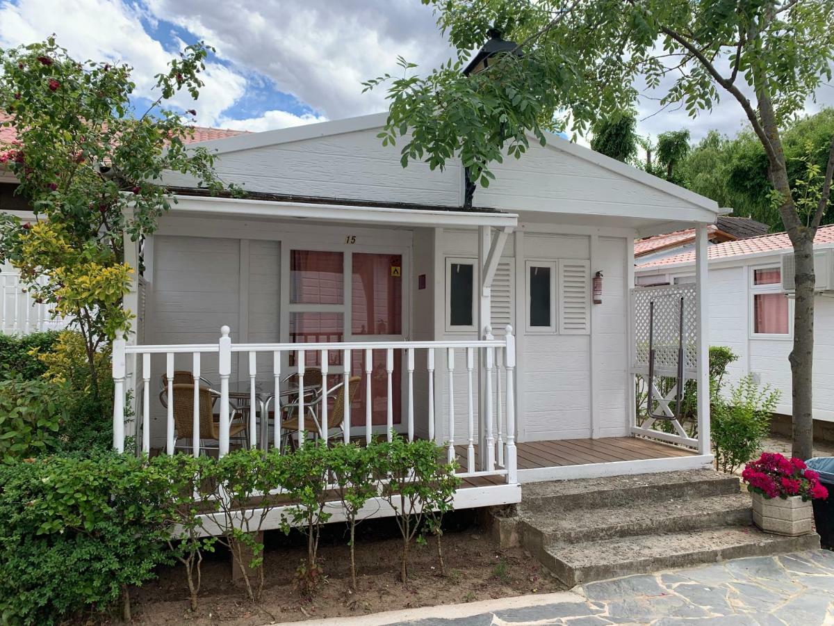 Bungalows & Albergue La Playa Логроньйо Екстер'єр фото